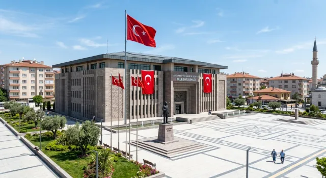 Bayraklarla donatılmış belediye hizmet binası ve önündeki meydan