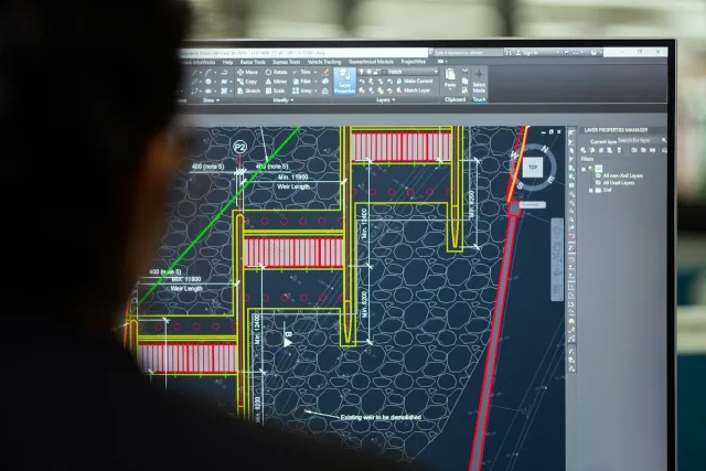 Mühendis ekranda CAD programıyla teknik çizim yapıyor