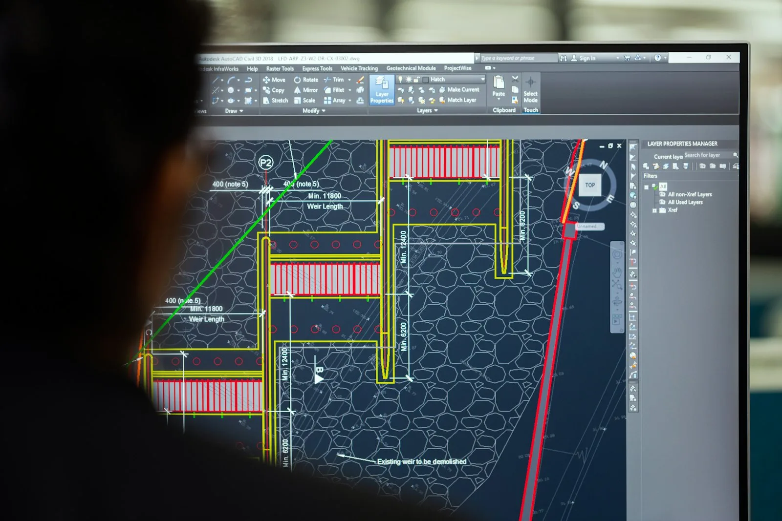 Mühendis ekranda CAD programıyla teknik çizim yapıyor