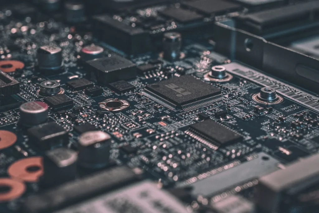 Elektronik devre kartı ve bileşenleri, yakın plan