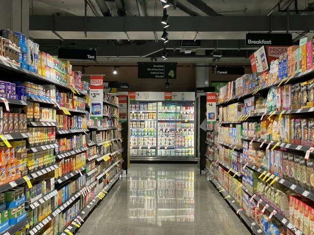 Ürünlerle dolu market reyonu