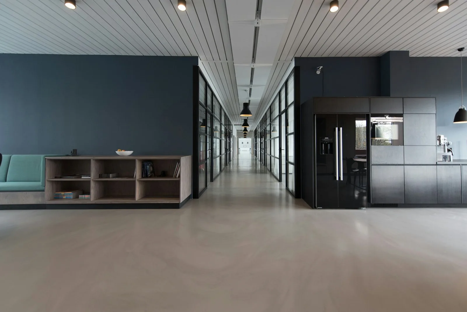 Modern ofis koridoru ve çalışma alanları